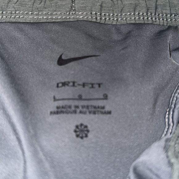 Large grey nike shorts - Picture 3 of 4